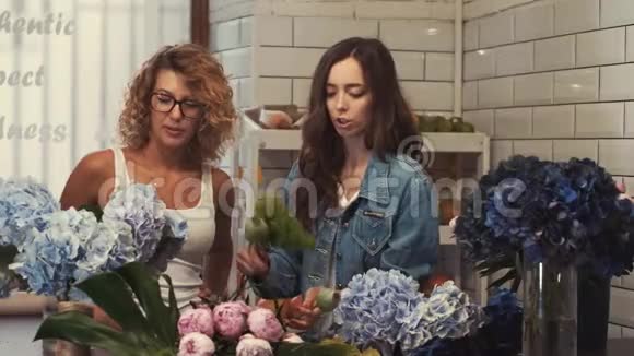 花店里的花匠在做美丽的花束视频的预览图