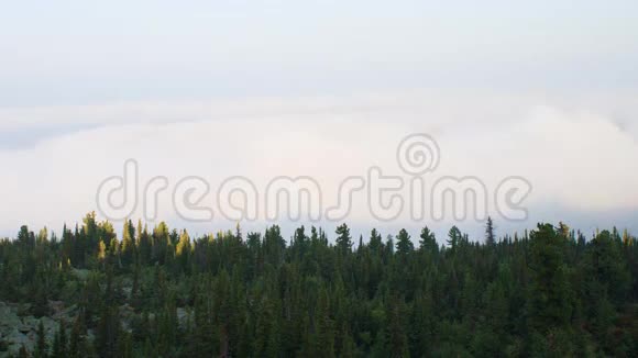雾在山上运动日出视频的预览图