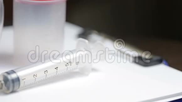 医学测试工具包注射器眼镜和罐子视频的预览图