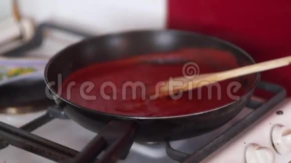用油大蒜和黑胡椒在锅里煮番茄酱的视频视频的预览图