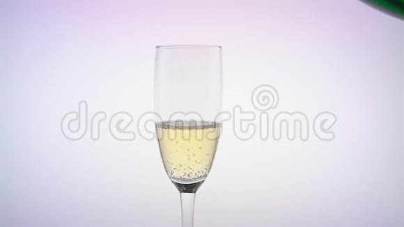 服务员把香槟倒进玻璃杯里白色背景视频的预览图