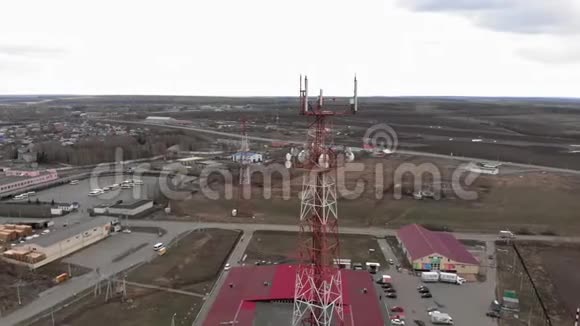 绕着通讯塔飞行直升机上的空中镜头视频的预览图
