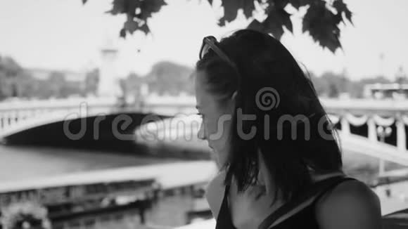 巴黎塞纳河的法国女孩视频的预览图