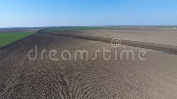 拖拉机在田里耙土播种视频的预览图