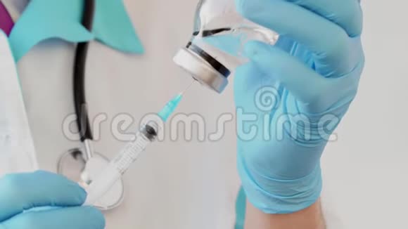 医生双手戴防护手套用药物填充注射器视频的预览图