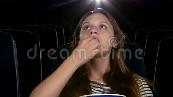 电影院的小女孩吃爆米花关门视频的预览图