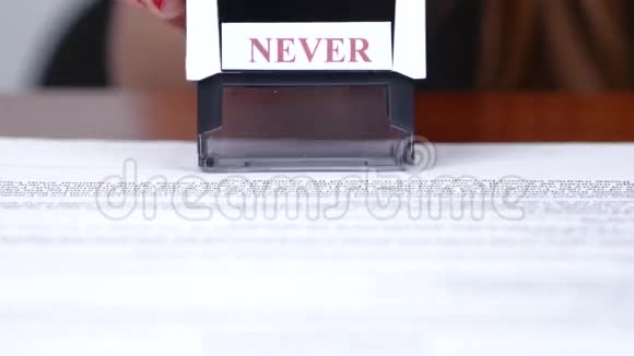 人们把长方形的邮票贴在文件上关门视频的预览图