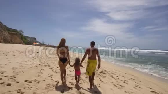 有孩子的家人在海滩上视频的预览图