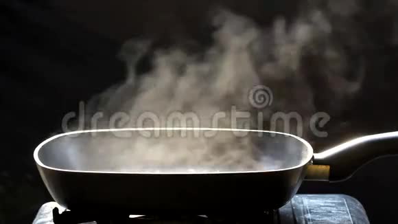 厨房的锅上蒸视频的预览图