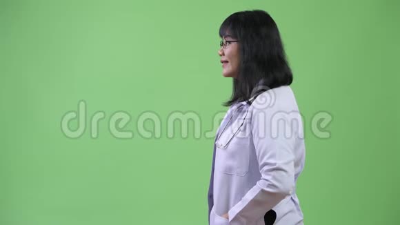 美丽快乐的亚洲女性医生简介视频的预览图