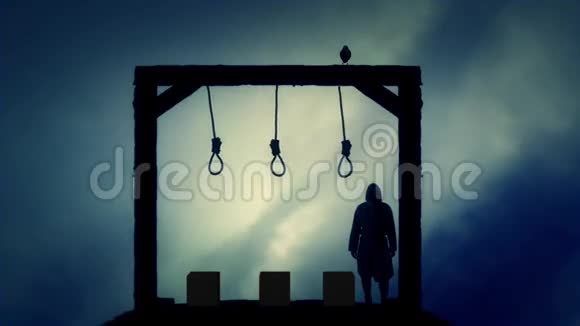 刽子手站在黑暗的阴天的绞刑架上视频的预览图