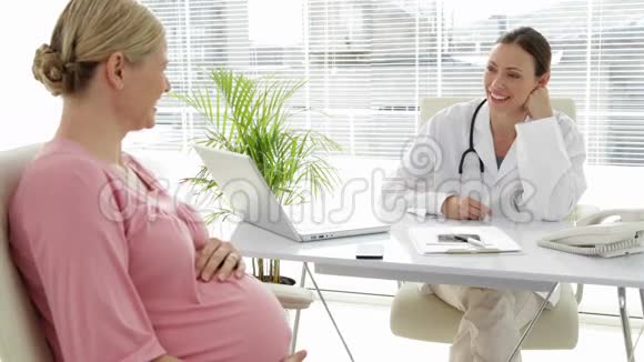 医生和她怀孕的病人谈话视频的预览图