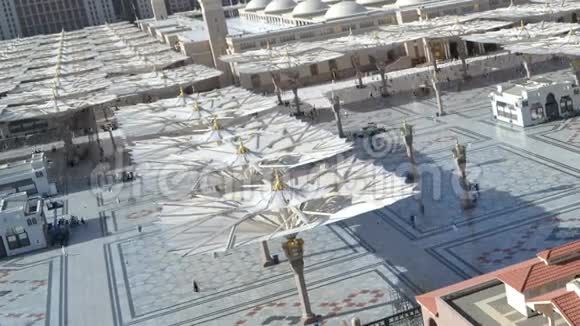纳巴维清真寺的雨伞时间在下午视频的预览图