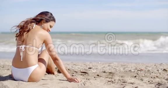 热带海滩上快乐活泼的女人视频的预览图