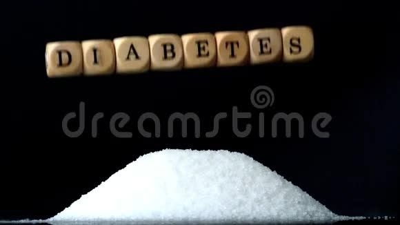 在黑色背景下将糖尿病拼在糖堆上视频的预览图