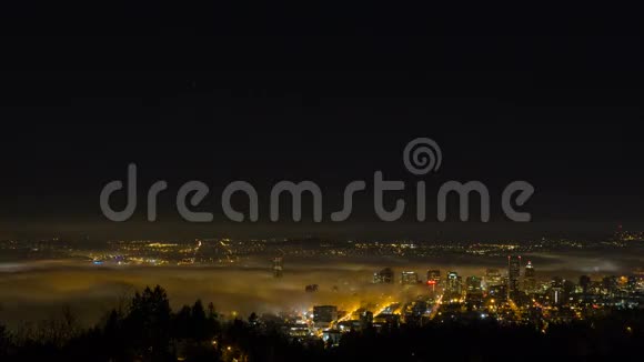 美国俄勒冈州波特兰市市中心厚厚的浓雾笼罩着雪罩1080p视频的预览图