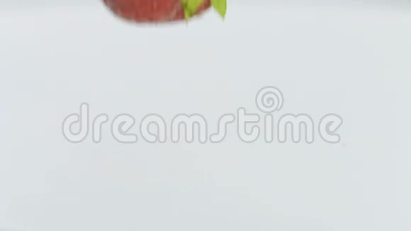草莓缓慢滴入牛奶视频的预览图
