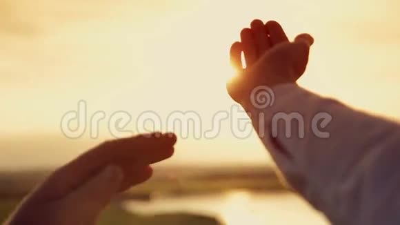 日落时分男人和女人的手视频的预览图