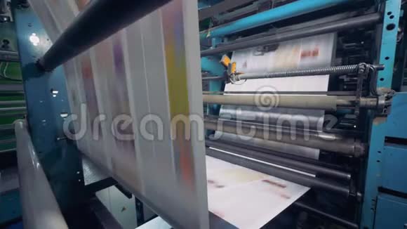 在印刷厂生产大张报纸视频的预览图