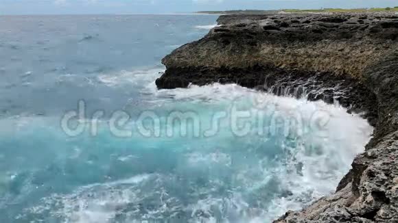 海浪冲击海岸线视频的预览图