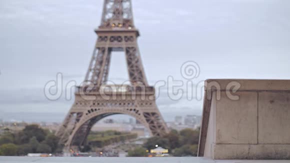 法国巴黎埃菲尔铁塔附近的巴黎女人视频的预览图