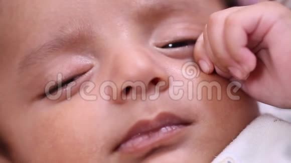 在睡梦中哭泣的新生儿男孩视频的预览图