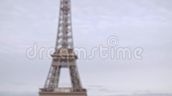 法国巴黎埃菲尔铁塔附近的巴黎女人视频的预览图