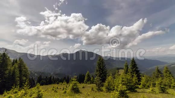 喀尔巴阡山夏季蓝天白云景观视频的预览图