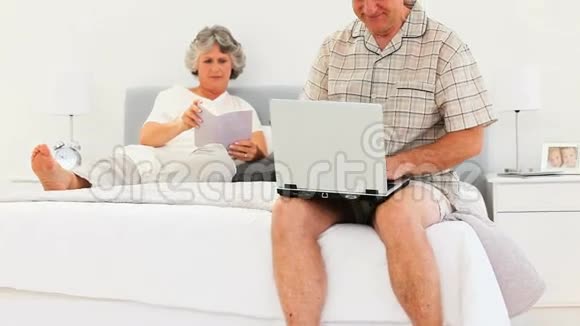 他妻子正在看书的时候他正在工作视频的预览图