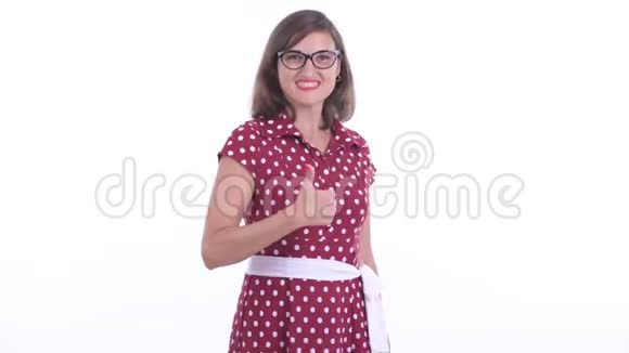戴眼镜竖起大拇指的快乐美女视频的预览图