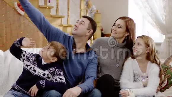 幸福家庭在室内自拍视频的预览图