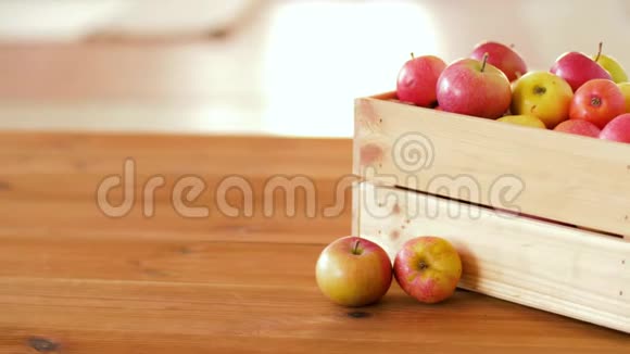 桌子上木箱里的熟苹果视频的预览图