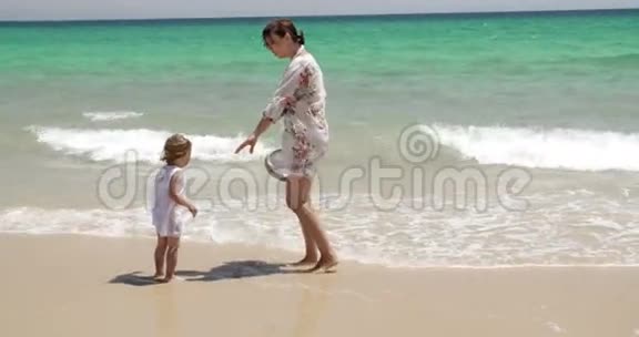 年轻的母亲和她的女儿在海上视频的预览图