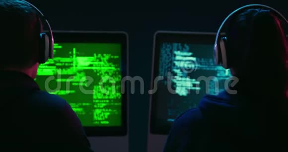 男人和女人在电脑上工作视频的预览图