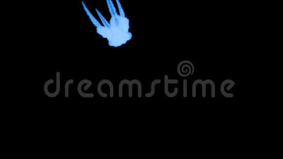 荧光蓝墨水或烟雾在黑色上缓慢地隔离蓝色书写水中墨云使用墨水视频的预览图