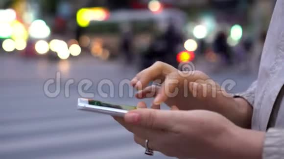 城市中使用智能手机的亲密女性视频的预览图