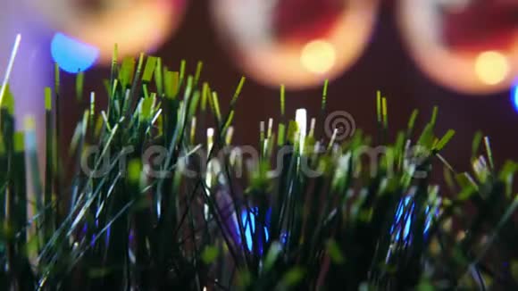 在背景中有发光的灯笼和球的圣诞装饰视频的预览图