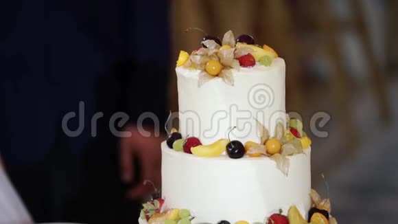 在聚会上用水果庆祝蛋糕视频的预览图