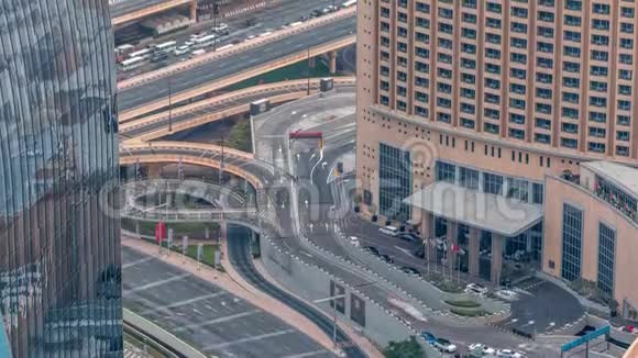 迪拜市中心的街道繁忙的交通和摩天大楼围绕着时间推移视频的预览图