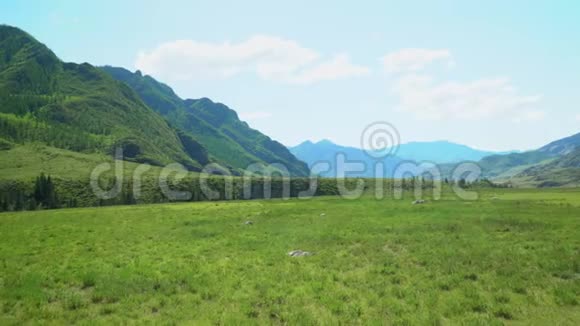 观山峡和绿色高原山地景观视频的预览图