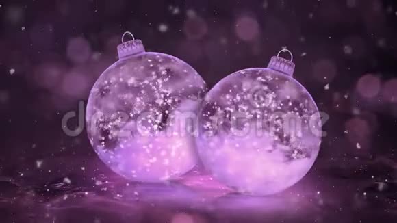 两个旋转的圣诞粉冰玻璃包装饰雪底圈视频的预览图