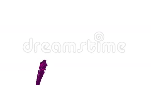 喷泉的紫色液体如果汁在白色背景与阿尔法冰铜使用它像阿尔法通道第6版视频的预览图