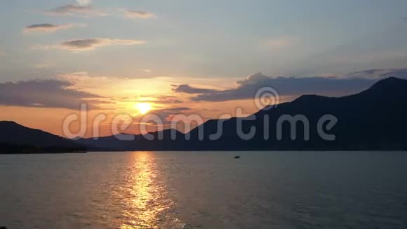 意大利布雷西亚伊索伊索湖上令人惊叹的温暖日落视频的预览图