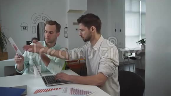 商业团队在现代办公室处理纸质文件视频的预览图