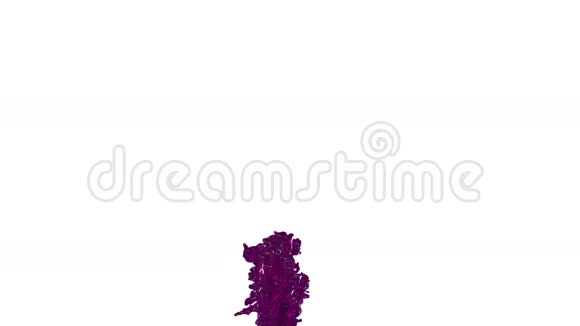 喷泉的紫色液体如果汁在白色背景与阿尔法冰铜使用它像阿尔法通道版本1视频的预览图