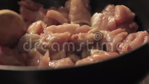在厨房的煎锅里煎肉视频的预览图