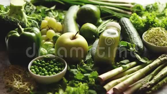 绿色抗氧化有机蔬菜水果和草药视频的预览图