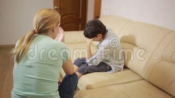 严肃的母亲在家里教训那些不高兴的少年视频的预览图