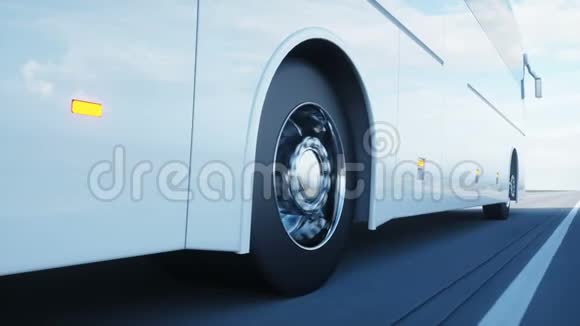 公路上的白色旅游巴士开得很快旅游和旅游概念逼真的4k动画视频的预览图