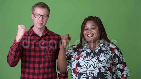 超重的非洲妇女和年轻的斯堪的纳维亚男人在绿色背景下在一起视频的预览图